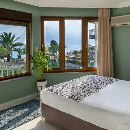Glamorous Sea View Apt. - Charming Location
